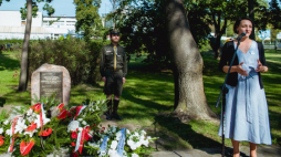 Upamiętnienie rodziny Banaszków zamordowanych za pomoc Żydom. Wiceminister kultury i dziedzictwa narodowego Magdalena Gawin (P). Fot. Instytut Pileckiego/P. Mic. Źródło: www.gov.pl