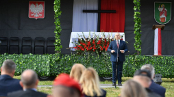 Wicepremier, minister aktywów państwowych Jacek Sasin (C) podczas mszy polowej w Dąbrowie Tomaszowskiej w trakcie obchody 81. rocznicy bitew pod Tomaszowem Lubelskim. Fot. PAP/W. Jargiło