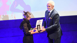 Historyk Tomasz Panfil wręcza nagrodę Drzwi do Wolności przyznaną Piotrowi Szczepanikowi na ręce Jagody Szczepanik podczas gali otwarcia XII Festiwalu Filmowego „Niepokorni. Niezłomni. Wyklęci”. Fot. PAP/M. Gadomski