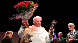 Ojciec Ludwik Wiśniewski (L) i przewodniczący Rady Miasta Lublin Jarosław Pakuła (P) podczas uroczystości nadania duchownemu aktu honorowego obywatelstwa Lublina. Fot. PAP/W. Jargiło