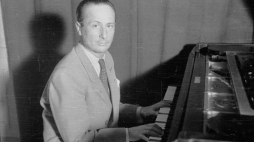 Warszawa, 1946.08. Kompozytor, pianista Władysław Szpilman w siedzibie rozgłośni Polskiego Radia w Alejach Ujazdowskich 31. Fot. PAP/S. Dąbrowiecki