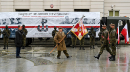 Minister obrony narodowej Mariusz Błaszczak (2L) oraz dowódca 6 Mazowieckiej Brygady Obrony Terytorialnej płk Przemysław Owczarek (C) podczas obchodów święta Wojsk Obrony Terytorialnej w Radomiu. Podczas uroczystości szef MON wręczył Brygadzie sztandar wojskowy. Fot. PAP/P. Polak