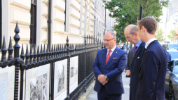 Książę Kentu podczas otworcia wystawy poświęconej polskim lotnikom. Źródło: FB/Polish Embassy UK