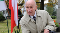 Warszawa, 07.10.2013. Były koszykarz i trener Witold Zagórski podczas ceremonii odsłonięcia tablic "Złotego Kręgu" na Akademii Wychowania Fizycznego w Warszawie. PAP/B. Zborowski