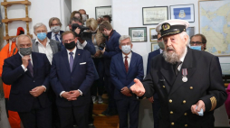 Kapitan żeglugi wielkiej inż. Zbigniew Sulatycki (P) podczas uroczystości w Głównej Bibliotece Lekarskiej im. Stanisława Konopki w Warszawie. Fot. PAP/W. Olkuśnik