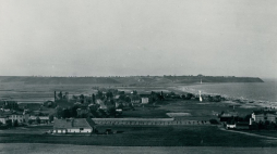 Gdynia, początek lat dwudziestych. Widok z Kamiennej Góry przed rozpoczęciem budowy portu gdyńskiego. Źródło: M. Dziewoński/Biblioteka Narodowa