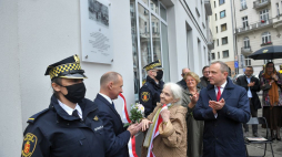Prof. Joanna Papuzińska (C), burmistrz Śródmieścia Aleksander Ferens (2L), zastępca burmistrza Dzielnicy Śródmieście Tomasz Bratek (3P) podczas uroczystości odsłonięcia tablicy upamiętniającej żołnierzy Armii Krajowej, w tym Naczelnego Wodza Polskich Sił Zbrojnych gen. dyw. Tadeusza Komorowskiego ps. Bór, wziętych do niewoli niemieckiej oraz mieszkańców stolicy wypędzonych z miasta po zakończeniu walk powstańczych. Fot. PAP/R. Pietruszka