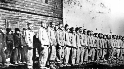 Apel w części obozowej dla chłopców – obóz przy ul. Przemysłowej w Łodzi, wiosna 1943 r. Źródło: IPN w Łodzi