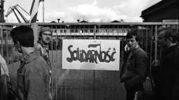 Gdańsk, 03.10.1980 r. Międzyzakładowy Komitet Założycielski Niezależnego Samorządnego Związku Zawodowego "Solidarność" w Gdańsku, proklamował ogólnopolski jednogodzinny strajk ostrzegawczy, z powodu samowolnie wniesionych przez sąd poprawek w statucie zgłoszonego do rejestracji związku. Nz. Stocznia Gdańska im. Lenina. O godzinie 12, na znak syren okrętowych stoczniowcy przerwali pracę. Fot. PAP/CAF/J. Uklejewski