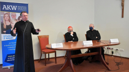 Metropolita warszawski, wielki kanclerz uczelni kard. Kazimierz Nycz (C), przełożony Prowincji Wielkopolsko-Mazowieckiej Towarzystwa Jezusowego ks. Tomasz Ortmann SJ (P) oraz rektor nowej uczelni ks. prof. Krzysztof Pawlina (L) podczas konferencji prasowej w Domu Arcybiskupów Warszawskich w Warszawie nt. Akademii Katolickiej w Warszawie. Fot. PAP/R. Pietruszka