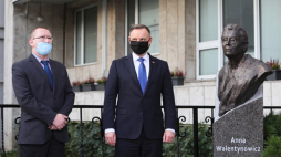Prezydent RP Andrzej Duda (P) i wnuk Anny Walentynowicz - Piotr Walentynowicz (L) podczas uroczystości odsłonięcia pomnika Anny Walentynowicz. Fot. PAP/L. Szymański