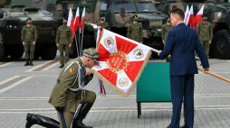 Minister obrony narodowej Mariusz Błaszczak (P) i dowódca brygady gen. bryg. Michał Rohde (L) podczas uroczystości wręczenia sztandaru oraz święta 19. Lubelskiej Brygady Zmechanizowanej im. gen. dyw. Franciszka Kleeberga w Kocku. Fot. PAP/W. Jargiło