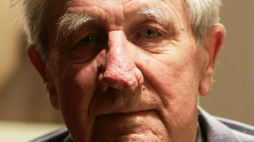 Warszawa, 2006-01-17. Wilhelm Brasse, były więzień obozu Auschwitz, prowadził fotograficzną dokumentację obozu od jego powstania do ewakuacji. PAP/A. Wiktor