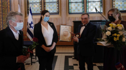 Reżyser Roman Polański (L), odbierający odznaczenie Stanisław Buchała (2P) i wiceambasador Izraela Tal Ben-Ari Yaalon (2L) podczas uroczystości wręczenia medalu i dyplomu honorowego Sprawiedliwy wśród Narodów Świata w Domu Pamięci Żydów Górnośląskich - Muzeum w Gliwicach. Fot. PAP/A. Grygiel