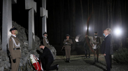 Prezydent RP Andrzej Duda podczas uroczystości złożenia kwiatów na Polskim Cmentarzu Wojennym w Bykowni. 11.10.2020. Fot. PAP/L. Szymański