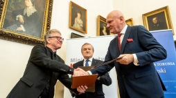 Wicepremier, minister kultury Piotr Gliński (C) oraz prezes Fundacji Tumult Marek Żydowicz (L) i prezydent miasta Michał Zaleski (P) podczas konferencji prasowej i podpisania umowy na budowę Europejskiego Centrum Filmowego Camerimage w Toruniu. 29.09.2019. Fot. PAP/T. Żmijewski