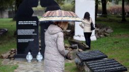 Uroczystość upamiętnienia 494 ofiar Zagłady w Czarnym Dunajcu i z 14 sąsiednich miejscowości na cmentarzu żydowskim. Czarny Dunajec, 11.10.2020. Fot. PAP/G. Momot