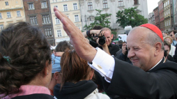 Metropolita krakowski kard. Stanisław Dziwisz wśród uczestników XXVI Pieszej Pielgrzymce Krakowskiej na Jasną Górę. Kraków, 06.08.2006. Fot. PAP/J. Bednarczyk
