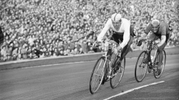 Stanisław Gazda (C) na Stadionie X-lecia w trakcie zawodów odbywających się w ramach Wyścigu Pokoju. Warszawa, 17.05.1962. Fot. PAP/CAF/Olszewski