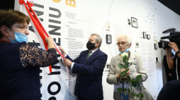 Warszawa, 02.10.2020. Wicepremier, minister kultury i dziedzictwa narodowego Piotr Gliński (2L) i wnuczka zamordowanych w czasie wojny Leona i Marii Lubkiewiczów Grażyna Teresa Olton (L) podczas uroczystego otwarcia wystawy poświęconej projektowi Zawołani po imieniu - upamiętnieniom Polaków zamordowanych za pomoc Żydom w czasie II wojny światowej. PAP/R. Guz