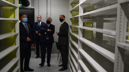 Wicepremier, minister kultury i dziedzictwa narodowego Piotr Gliński (2P) zwiedza nowo otwartą siedzibę Archiwum Narodowego w Krakowie. Fot. PAP/Ł. Gągulski