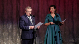 Wicepremier, minister kultury i dziedzictwa narodowego Piotr Gliński i dziennikarka Magdalena Zbrojewska podczas widowiska multimedialnego „Naucz nas być wolnymi” w Teatrze Wielkim w Łodzi. Fot. PAP/R. Zawistowski