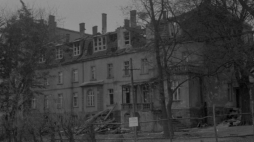 Zniszczenia Szpitala dla Nerwowo i Psychicznie Chorych spowodowane pożarem. Górna Grupa, 08.11.1980. Fot. PAP/CAF/L. Żołnowski