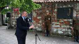 Dyrektor Muzeum Archeologicznego w Krakowie Jacek Górski (L) podczas obchodów rocznicy rozbicia więzienia św. Michała przy tablicy pamiątkowej przy wejściu do muzeum. 18.08.2020. PAP/Łukasz Gągulski