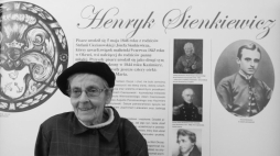 Warszawa, 06.11.2013. Najstarsza wnuczka pisarza - Jadwiga Sienkiewicz, podczas otwarcia w Sejmie wystawy poświęconej Henrykowi Sienkiewiczowi. Fot. PAP/R. Pietruszka