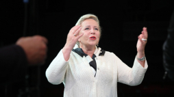 Warszawa, 13.07.2020. Krystyna Janda podczas próby dla mediów spektaklu "Wspólnota mieszkaniowa" w warszawskim Och-Teatrze. PAP/W. Olkuśnik