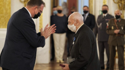 Szef Urzędu do Spraw Kombatantów i Osób Represjonowanych Jan Józef Kasprzyk (L) i odznaczony medalem 100-lecia Odzyskanej Niepodległości Bogdan Pokropiński. Warszawa, 09.10.2020. Fot. PAP/M. Marek