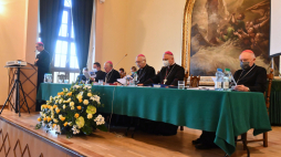 Łódź, 05.10.2020. Sekretarz Generalny KEP bp Artur Miziński (2P), arcybiskup metropolita krakowski Marek Jędraszewski (4P), metropolita warszawski, abp Kazimierz Nycz (P) i przewodniczący Konferencji Episkopatu Polski abp Stanisław Gądecki (3P) przed 387. Zebraniem Plenarnym KEP.  PAP/G. Michałowski