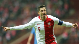 Robert Lewandowski podczas meczu eliminacyjnego piłkarskich mistrzostw Europy ze Słowenią na PGE Narodowym w Warszawie. 19.11.2019. Fot. PAP/L. Szymański