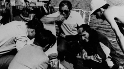 1970 r. Kadr z filmu pt. Rejs w reżyserii Marka Piwowskiego. Nz. m.in. aktorzy Zdzisław Maklakiewicz (w okularach) i Jan Himilsbach (kuca 2P), krytyk literacki Andrzej Dobosz (P).  PAP/CAF-reprodukcja