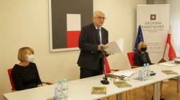 Dyrektor archiwum Norbert Kasparek (C) oraz wnuczki Karola Małłka - Dorota Małłek (L) i Hanna Łowicka (P) podczas uroczystości przekazania rodzinnej spuścizny Karola Małłka do zasobu Archiwum Państwowego w Olsztynie. Fot. PAP/T. Waszczuk