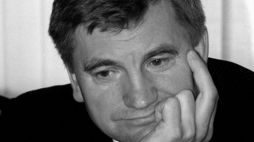 Warszawa  09.09.1996. Prezes Zarzadu TVP Ryszard Miazek podczas konferencji prasowej nt. aktualnej sytuacji programowej telewizji publicznej.  PAP/CAF-R. Pietruszka