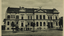 Budynek Sokoła w Nowym Sączu. Pocztówka z lat 30. Źródło: CBN Polona