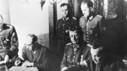 Podpisanie układu o zaprzestaniu działań wojennych w Warszawie. Ożarów Mazowiecki, 02.10.1944 r. Fot. PAP/CAF-Archiwum