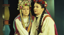 Warszawa 02.1974. Inscenizacja dramatu Stanisława Wyspiańskiego pt. Wesele w reż. Adama Hanuszkiewicza prezentowana na scenie Teatru Narodowego. Nz. Pannę Młodą gra Zofia Kucówna (L), w roli Marysi Maria Seroczyńska (P). PAP/W. Ochnio