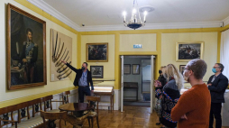 Pełnomocnik pałacu Pod Blachą dr Mariusz Klarecki (L) w Apartamencie Księcia Józefa Poniatowskiego w pałacu Pod Blachą w Warszawie. 21.10.2020. Fot. PAP/M. Marek