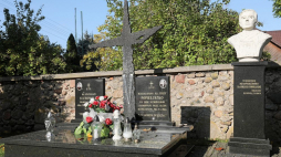 Symboliczny grób ks. Jerzego Popiełuszki i ks. Stanislawa Suchowlaca obok kościoła parafii św. apostołów Piotra i Pawła w Suchowoli. 25.10.2020. Fot. PAP/A. Reszko