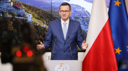 Premier RP Mateusz Morawiecki podczas konferencji prasowej w Brukseli. 02.10.2020. Fot. PAP/L. Szymański