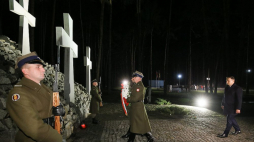 Prezydent Andrzej Duda (P) podczas ceremonii złożenia wieńca na Wspólnej Mogile Ofiar Totalitaryzmu na Polskim Cmentarzu Wojennym w Bykowni. 14.12.2015. Fot. PAP/P. Supernak