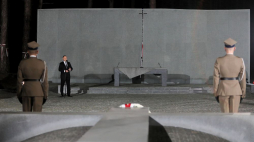 Prezydent Andrzej Duda przemawia podczas obchodów 80. rocznicy zbrodni katyńskiej na Polskim Cmentarzu Wojennym w Bykowni. 11.10.2020. Fot. PAP/L. Szymański