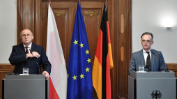 Minister spraw zagranicznych Zbigniew Rau (L) i szef MSZ Niemiec Heiko Maas podczas konferencji prasowej. Berlin, 15.10.2020. Fot. PAP/R. Pietruszka