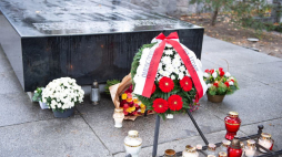 Konsul generalny RP Marcin Zieniewicz złożył kwiaty w imieniu ambasador RP Urszuli Doroszewskiej przy Mauzoleum Matki i Serca Syna na cmentarz na Rossie w Wilnie. 31.10.2020. Fot. PAP/V. Doveiko