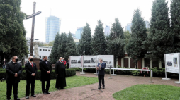 Wicepremier, minister kultury i dziedzictwa narodowego Piotr Gliński (P), prezes PGNiG Jerzy Kwieciński (2L), szef Urzędu do Spraw Kombatantów i Osób Represjonowanych Jan Józef Kasprzyk (3L) oraz o. Damian Simonicz (4L) podczas otwarcia wystawy „Sakramentki i Redemptoryści w Powstaniu Warszawskim” na placu Męczenników Warszawskiej Woli. Fot. PAP/T. Gzell