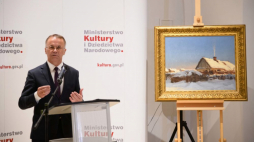 Poznań, 06.10.2020. Wiceminister kultury i dziedzictwa narodowego Jarosław Sellin podczas uroczystości przekazania do zbiorów Muzeum Narodowego w Poznaniu odzyskanej straty wojennej - obrazu pt. „Chata w śniegu” Michała Gorstkina-Wywiórskiego. Fot. PAP/J. Kaczmarczyk
