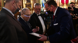 Major Stanisław Szuro (2L) oraz szef Urzędu do Spraw Kombatantów i Osób Represjonowanych Jan Józef Kasprzyk (P) podczas mszy świętej z okazji 100. urodzin majora połączonej z wręczeniem mu medalu Pro Bono Poloniae w kościele św. Kazimierza Królewicza w Krakowie. Fot. PAP/Art Service 2