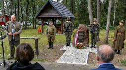 Odsłonięcie tablicy upamiętniającej mieszkańców Starego Lipowca i Aleksandrowa zamordowanych przez Niemców za pomoc udzieloną Żydom. Fot. PAP/W. Jargiło